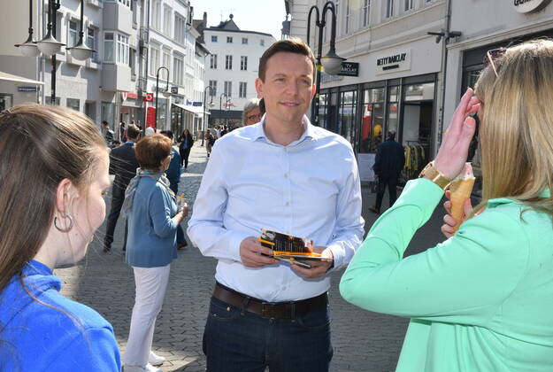 Saarlands Prime Minister Tobias Hans CDU makes in Saarbrücken on Friday 25 3 2022 street election campaign in the pedestrian zone bub