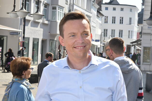 Saarlands Prime Minister Tobias Hans CDU makes in Saarbrücken on Friday 25 3 2022 street election campaign in the pedestrian zone bub