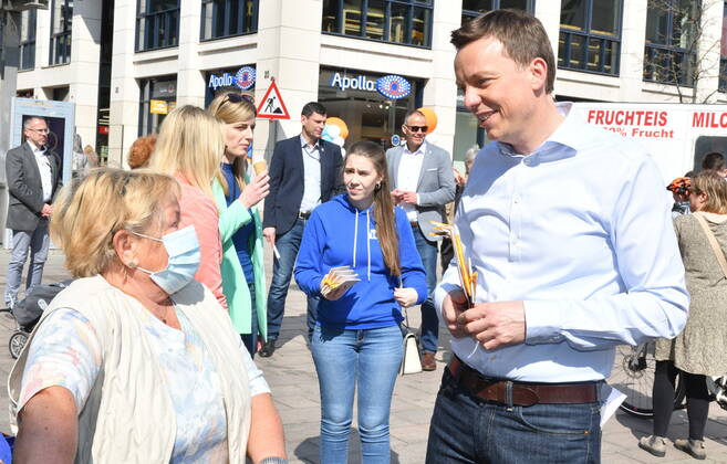 Saarlands Prime Minister Tobias Hans CDU makes in Saarbrücken on Friday 25 3 2022 street election campaign in the pedestrian zone bub