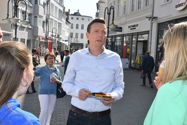 Saarlands Prime Minister Tobias Hans CDU makes in Saarbrücken on Friday 25 3 2022 street election campaign in the pedestrian zone bub