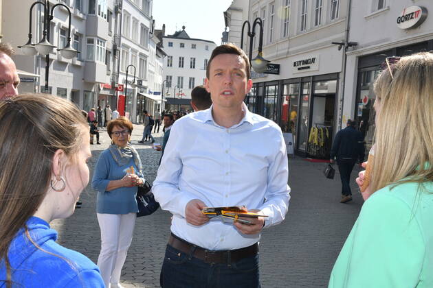 Saarlands Prime Minister Tobias Hans CDU makes in Saarbrücken on Friday 25 3 2022 street election campaign in the pedestrian zone bub