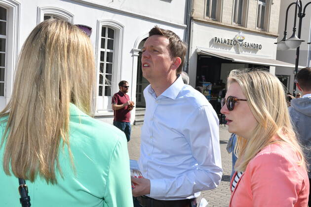 Saarlands Prime Minister Tobias Hans CDU makes in Saarbrücken on Friday 25 3 2022 street election campaign in the pedestrian zone bub