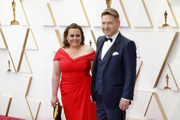 March 27, 2022, Los Angeles, CA, USA: LOS ANGELES - MAR 27: Lindsay Brunnock, Kenneth Branagh at the 94th Academy Awards at Dolby Theater on March 27, 2022 in Los Angeles, CA Los Angeles USA - ZUMAnc22 20220327_zaa_nc22_340 Copyright: xKathyxHutchinsx