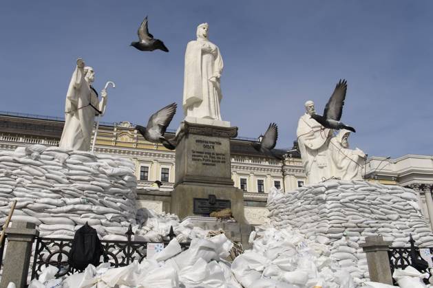 Ukraine-Krieg, Jahrestag der Invasion, Chronologie der Ereignisse, Archivbilder Bilder des Jahres 2022, News 03 März News Themen der Woche KW13 News Bilder des Tages Russians Continue War In Ukraine Volunteers cover a monument of the Princess Olga, Apostle Andrew, Cyril and Methodius of sand bags for protection as Russia s invasion of Ukraine continues, in historical center of Kyiv, Ukraine March 28, 2022 Kyiv Ukraine Copyright: xMaxymxMarusenkox originalFilename: musienko-notitle220328_npInD