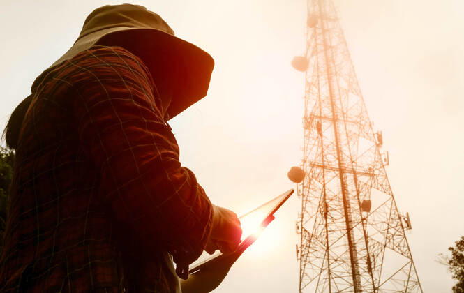 IMAGO Creative: Business, Innovative Technologie-Lösungen Female engineer using tablet computer checking the frequency with telecommunication towers with TV antennas and satellite dish In the foggy morning., model released, , property released, , 33577484.jpg, aerial, antenna, background, broadcast, broadcasting, building, cellular, communication, connection, construction, data, electricity, electromagnetic, electronic, engineer, equipment, exploration, fog, foggy, frequency, high, industrial, information, internet, mast, microwave, network, object, observatory, radar, satellite, science, scientists, season, shadow, silhouette, sky, space, sun, system, tablet, technology, telecom, telecommunication, telephone, tower, transmitter, tv antenna, wireless, work