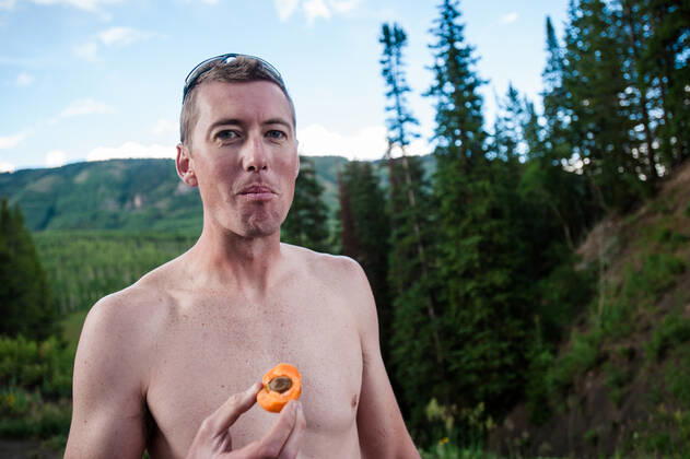 Young couple going for a swim with their dog a lake United States, Colorado, Crested Butte CR_PEDO220329F4-955697-01 ,model released, Symbolfoto