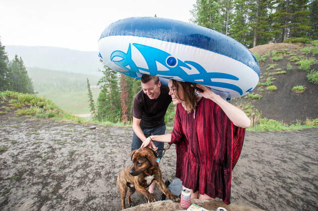 Young couple going for a swim with their dog a lake United States, Colorado, Crested Butte CR_PEDO220329F4-955698-01 ,model released, Symbolfoto