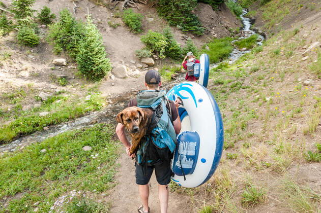 Young couple going for a swim with their dog a lake United States, Colorado, Crested Butte CR_PEDO220329F4-955701-01 ,model released, Symbolfoto