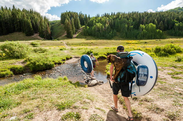 Young couple going for a swim with their dog a lake United States, Colorado, Crested Butte CR_PEDO220329F4-955704-01 ,model released, Symbolfoto