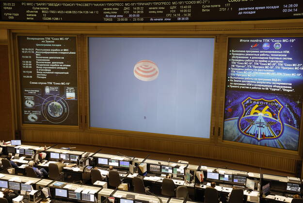 Kasachstan, US-Astronaut und zwei Kosmonauten, RÃ¼ckkehr von der ISS in Sojus-Kapsel KOROLEV, MOSCOW REGION, RUSSIA - MARCH 30, 2022: A screen shows a live broadcast of the landing of the Soyuz MS-19 crew at the Mission Control Center of the Roscosmos State Corporation. The spacecraft carrying Roscosmos cosmonauts Anton Shkaplerov, Pyotr Dubrov and NASA astronaut Mark Thomas Vande Hei landed 147 km south-east of Zhezqazghan, Kazakhstan, at 14:28 Moscow time. Mikhail Japaridze TASS  TS12A3AB