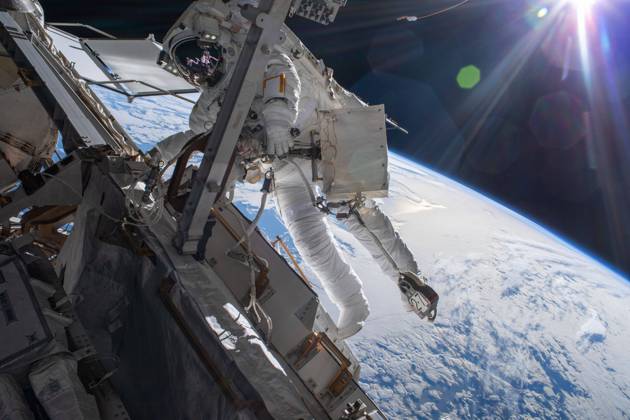 ISS, Astronaut Matthias Maurer bei seinem Außeneinsatz an der Raumstation March 23, 2022, Earth Atmosphere: Astronaut Matthias Maurer of ESA (European Space Agency) is pictured on the International Space Station s truss structure during a spacewalk to install thermal gear and electronics components on the orbiting lab. The space station was 268 miles above the Pacific Ocean off the coast of New Zealand. Earth Atmosphere - ZUMAz03_ 20220323_ssw_z03_110 Copyright: xNASAx