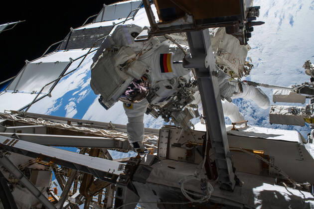 ISS, Astronaut Matthias Maurer bei seinem Außeneinsatz an der Raumstation March 23, 2022, Earth Atmosphere: Astronaut Matthias Maurer of ESA (European Space Agency) is pictured on the International Space Station s truss structure during a spacewalk to install thermal gear and electronics components on the orbiting lab. Earth Atmosphere - ZUMAz03_ 20220323_ssw_z03_108 Copyright: xNASAx