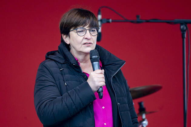 02 04 2022 , Essen , The SPD in North Rhine-Westphalia opens its campaign for the state election in NRW with an event at Burgplatz in Essen , the hometown of top candidate Thomas Kutschaty Nationwide SPD political prominence present Federal Chairwoman Saskia Esken