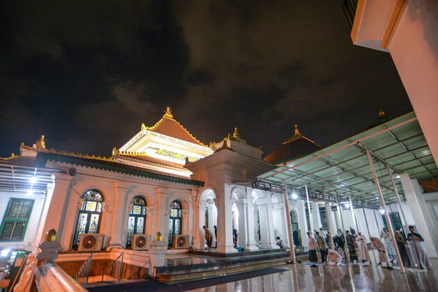 April 2, 2022, Palembang, South Sumatra, Indonesia: Muslims perform the first tarawih prayer at the Sultan Mahmud Badaruddin I Jayo Wikramo Mosque. In the holy month of Ramadan 2022, the public is allowed to perform tarawih prayers in congregation at the mosque after the previous year using the health protocols that were in effect during the spread of the coronavirus outbreak in Indonesia. Palembang Indonesia - ZUMA 20220402_mda_p194_027 Copyright: xSigitxPrasetyax
