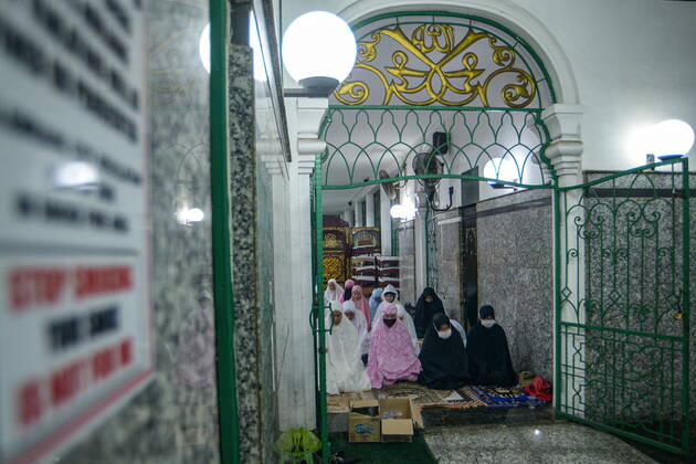April 2, 2022, Palembang, South Sumatra, Indonesia: Muslims perform the first tarawih prayer at the Sultan Mahmud Badaruddin I Jayo Wikramo Mosque. In the holy month of Ramadan 2022, the public is allowed to perform tarawih prayers in congregation at the mosque after the previous year using the health protocols that were in effect during the spread of the coronavirus outbreak in Indonesia. Palembang Indonesia - ZUMA 20220402_mda_p194_029 Copyright: xSigitxPrasetyax