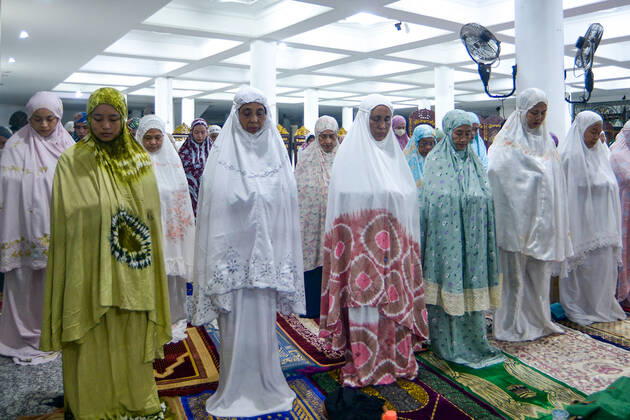 April 2, 2022, Palembang, South Sumatra, Indonesia: Muslims perform the first tarawih prayer at the Sultan Mahmud Badaruddin I Jayo Wikramo Mosque. In the holy month of Ramadan 2022, the public is allowed to perform tarawih prayers in congregation at the mosque after the previous year using the health protocols that were in effect during the spread of the coronavirus outbreak in Indonesia. Palembang Indonesia - ZUMA 20220402_mda_p194_031 Copyright: xSigitxPrasetyax
