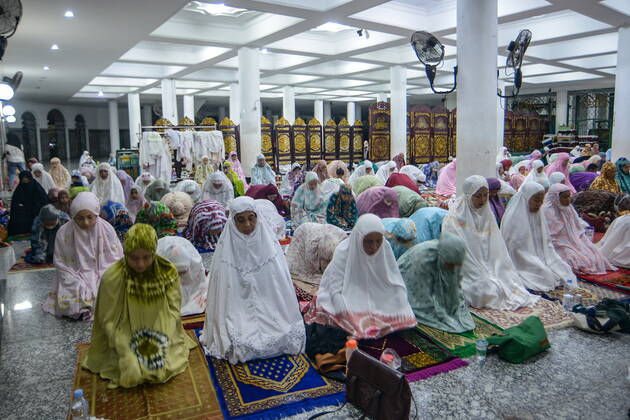 April 2, 2022, Palembang, South Sumatra, Indonesia: Muslims perform the first tarawih prayer at the Sultan Mahmud Badaruddin I Jayo Wikramo Mosque. In the holy month of Ramadan 2022, the public is allowed to perform tarawih prayers in congregation at the mosque after the previous year using the health protocols that were in effect during the spread of the coronavirus outbreak in Indonesia. Palembang Indonesia - ZUMA 20220402_mda_p194_032 Copyright: xSigitxPrasetyax