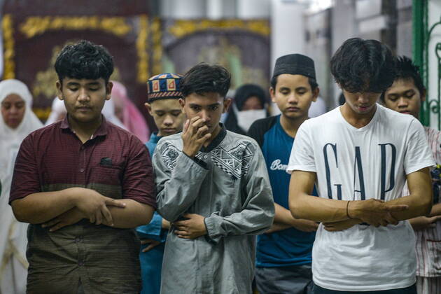 April 2, 2022, Palembang, South Sumatra, Indonesia: Muslims perform the first tarawih prayer at the Sultan Mahmud Badaruddin I Jayo Wikramo Mosque. In the holy month of Ramadan 2022, the public is allowed to perform tarawih prayers in congregation at the mosque after the previous year using the health protocols that were in effect during the spread of the coronavirus outbreak in Indonesia. Palembang Indonesia - ZUMA 20220402_mda_p194_033 Copyright: xSigitxPrasetyax