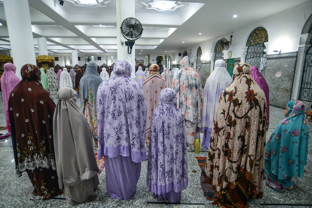 April 2, 2022, Palembang, South Sumatra, Indonesia: Muslims perform the first tarawih prayer at the Sultan Mahmud Badaruddin I Jayo Wikramo Mosque. In the holy month of Ramadan 2022, the public is allowed to perform tarawih prayers in congregation at the mosque after the previous year using the health protocols that were in effect during the spread of the coronavirus outbreak in Indonesia. Palembang Indonesia - ZUMA 20220402_mda_p194_036 Copyright: xSigitxPrasetyax