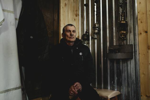 Stefan, 69, altar boy, served in the Soviet Union in the army, in the air defense, he says he knows the war, but is sure that Ukraine will win, young and old, women and men together and with Gods help, Putin is the devil, church in Pavliv, Ukraine, Europe Copyright: imageBROKER/FlorianxBachmeier iblfba08195311