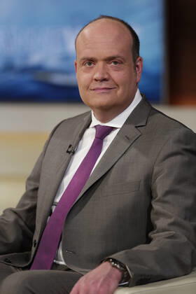 Robin Alexander on Anne Will 2022 03 30, Germany, Berlin Robin Alexander, deputy editor-in-chief Die Welt and book author, guest on Anne Will on Ersten Deutsches Fernsehen Topic of ARD political talk show Dispute over Russian oil and gas Should Germany stop imports immediately
