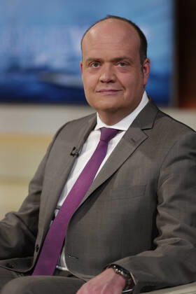 Robin Alexander on Anne Will 2022 03 30, Germany, Berlin Robin Alexander, deputy editor-in-chief Die Welt and book author, guest on Anne Will on Ersten Deutsches Fernsehen Topic of ARD political talk show Dispute over Russian oil and gas Should Germany stop imports immediately