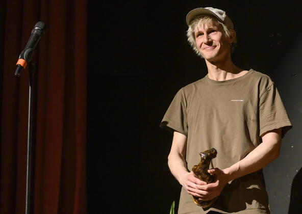 Asger Nordtorp Pedersen receives the award as the musician of the year at the Steppe Wolf 2022 award ceremony at the Bremen Theater in Copenhagen on Sunday 3 April 2022 The Steppe Wolf is an award which since February 2003 has been awarded by the Association of Danish Music Critics, Copenhagen Copyright: TorbenxChristensen TorbenxChristensenx COP10519 spdk20220404-000049-L