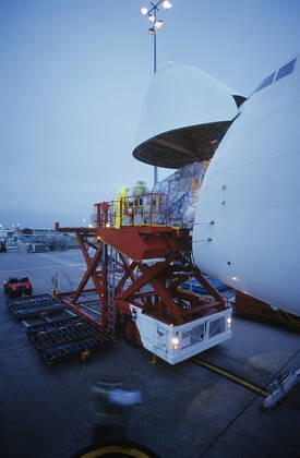 IMAGO Creative: Business, Inflation und Lieferketten Freight loading onto Boeing 747 cargo aircraft Melbourne Australia , 10026704.jpg, Colour, Photography, nobody, outdoors, elevated view, motion blur, standing, working, uniform, 30-35 years, 35-40 years, mid-adult, mid-adult man, two people, cooperation, teamwork, service occupation, skilled worker, technology, engineering, dusk, illuminated, transportation, ground crew, airport, aircraft, airplane, vehicle, aviation, aeroplane, Melbourne, Australia, Boeing 747,