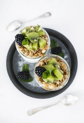 Kiwi and blackberry parfait with homemade granola Madrid, Community of Madrid, Spain CR_SYSY220404-958131-01