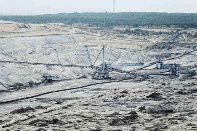 IMAGO Creative: Business, Inflation und Lieferketten Coal mining in an open pit with huge industrial machine , 9518950.jpg, mine, coal, copper, soil, pit, cut, rubbish, iron, finery, exploit, smelter, smelting, flue, tractor, tailings, rock, brown, sand, ironworks, carbon, stack, furnace, explore, engine, fabric, bulldozer, funnel, chimney, crag, cast, cultivator, works, boulder, scar, plant, machine, transportation, smoke, factory, country, barren, cliff, exploitation, chiming, tunnel, mill, manufacture, extract, metal,