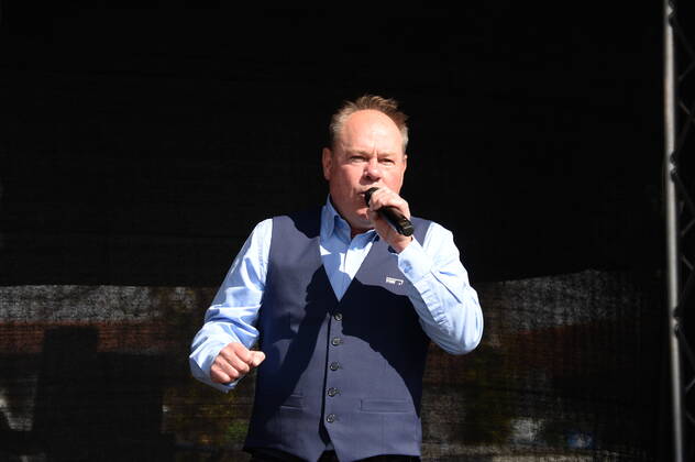 Vollker Racho, bürgerlich Rodney Greie, stellt seinen neuen Busfahrer-Song: Ich fahr ˜nen Linienbus auf dem VHH-Betriebshof in Schenefeld vor. Vollker Racho, 50, stand 16 Jahre lang mit Hits wie mit Partyhits wie Das rote Pferd oder Eine Insel mit zwei Bergen in Clubs, Diskotheken und Bars in ,Deutschland und auf Mallorca, auf der Bühne. Aufgrund der Corona-Pandemie und den damit verbundenen Einschränkungen im Eventbereich hatte sich der zweifache Familienvater Rodney Greie vor gut zwei Jahren umorientiert. Er sagte der Partybühne zumindest vorübergehend Lebewohl und machte eine Ausbildung zum Busfahrer. Seither ist Ro..dney Greie bei der VHH im Fahrdienst tätig. Hamburg, der 08.04.2022 Von der Partybühne ans Le