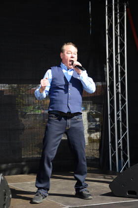 Vollker Racho, bürgerlich Rodney Greie, stellt seinen neuen Busfahrer-Song: Ich fahr ˜nen Linienbus auf dem VHH-Betriebshof in Schenefeld vor. Vollker Racho, 50, stand 16 Jahre lang mit Hits wie mit Partyhits wie Das rote Pferd oder Eine Insel mit zwei Bergen in Clubs, Diskotheken und Bars in ,Deutschland und auf Mallorca, auf der Bühne. Aufgrund der Corona-Pandemie und den damit verbundenen Einschränkungen im Eventbereich hatte sich der zweifache Familienvater Rodney Greie vor gut zwei Jahren umorientiert. Er sagte der Partybühne zumindest vorübergehend Lebewohl und machte eine Ausbildung zum Busfahrer. Seither ist Ro..dney Greie bei der VHH im Fahrdienst tätig. Hamburg, der 08.04.2022 Von der Partybühne ans Le