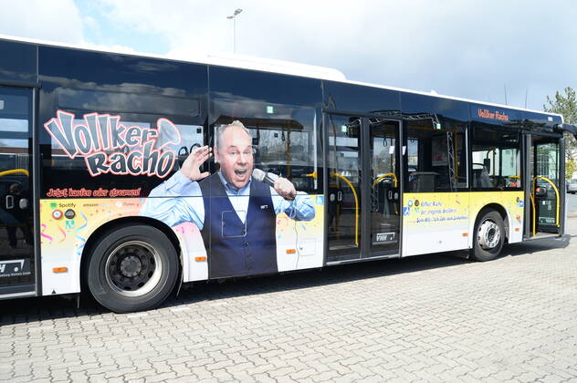 Vollker Racho, bürgerlich Rodney Greie, stellt seinen neuen Busfahrer-Song: Ich fahr ˜nen Linienbus auf dem VHH-Betriebshof in Schenefeld vor. Vollker Racho, 50, stand 16 Jahre lang mit Hits wie mit Partyhits wie Das rote Pferd oder Eine Insel mit zwei Bergen in Clubs, Diskotheken und Bars in ,Deutschland und auf Mallorca, auf der Bühne. Aufgrund der Corona-Pandemie und den damit verbundenen Einschränkungen im Eventbereich hatte sich der zweifache Familienvater Rodney Greie vor gut zwei Jahren umorientiert. Er sagte der Partybühne zumindest vorübergehend Lebewohl und machte eine Ausbildung zum Busfahrer. Seither ist Ro..dney Greie bei der VHH im Fahrdienst tätig. Hamburg, der 08.04.2022 Von der Partybühne ans Le