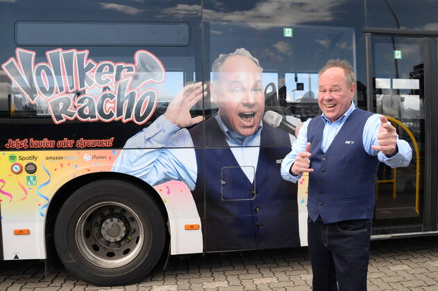 Vollker Racho, bürgerlich Rodney Greie, stellt seinen neuen Busfahrer-Song: Ich fahr ˜nen Linienbus auf dem VHH-Betriebshof in Schenefeld vor. Vollker Racho, 50, stand 16 Jahre lang mit Hits wie mit Partyhits wie Das rote Pferd oder Eine Insel mit zwei Bergen in Clubs, Diskotheken und Bars in ,Deutschland und auf Mallorca, auf der Bühne. Aufgrund der Corona-Pandemie und den damit verbundenen Einschränkungen im Eventbereich hatte sich der zweifache Familienvater Rodney Greie vor gut zwei Jahren umorientiert. Er sagte der Partybühne zumindest vorübergehend Lebewohl und machte eine Ausbildung zum Busfahrer. Seither ist Ro..dney Greie bei der VHH im Fahrdienst tätig. Hamburg, der 08.04.2022 Von der Partybühne ans Le