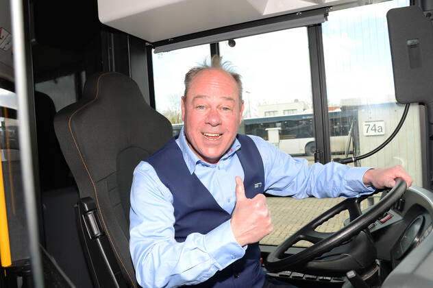 Vollker Racho, bürgerlich Rodney Greie, stellt seinen neuen Busfahrer-Song: Ich fahr ˜nen Linienbus auf dem VHH-Betriebshof in Schenefeld vor. Vollker Racho, 50, stand 16 Jahre lang mit Hits wie mit Partyhits wie Das rote Pferd oder Eine Insel mit zwei Bergen in Clubs, Diskotheken und Bars in ,Deutschland und auf Mallorca, auf der Bühne. Aufgrund der Corona-Pandemie und den damit verbundenen Einschränkungen im Eventbereich hatte sich der zweifache Familienvater Rodney Greie vor gut zwei Jahren umorientiert. Er sagte der Partybühne zumindest vorübergehend Lebewohl und machte eine Ausbildung zum Busfahrer. Seither ist Ro..dney Greie bei der VHH im Fahrdienst tätig. Hamburg, der 08.04.2022 Von der Partybühne ans Le