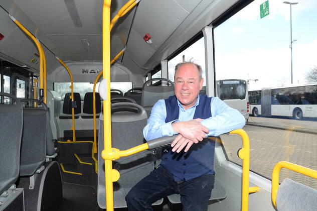 Vollker Racho, bürgerlich Rodney Greie, stellt seinen neuen Busfahrer-Song: Ich fahr ˜nen Linienbus auf dem VHH-Betriebshof in Schenefeld vor. Vollker Racho, 50, stand 16 Jahre lang mit Hits wie mit Partyhits wie Das rote Pferd oder Eine Insel mit zwei Bergen in Clubs, Diskotheken und Bars in ,Deutschland und auf Mallorca, auf der Bühne. Aufgrund der Corona-Pandemie und den damit verbundenen Einschränkungen im Eventbereich hatte sich der zweifache Familienvater Rodney Greie vor gut zwei Jahren umorientiert. Er sagte der Partybühne zumindest vorübergehend Lebewohl und machte eine Ausbildung zum Busfahrer. Seither ist Ro..dney Greie bei der VHH im Fahrdienst tätig. Hamburg, der 08.04.2022 Von der Partybühne ans Le