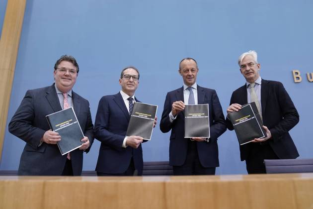 Federal press conference lawsuit against the second supplementary budget law 2021 News,08 04 2022,Berlin,Group photo Friedrich Merz, parliamentary group leader CDU together with Alexander Dobrindt, First Deputy Chairman and Chai