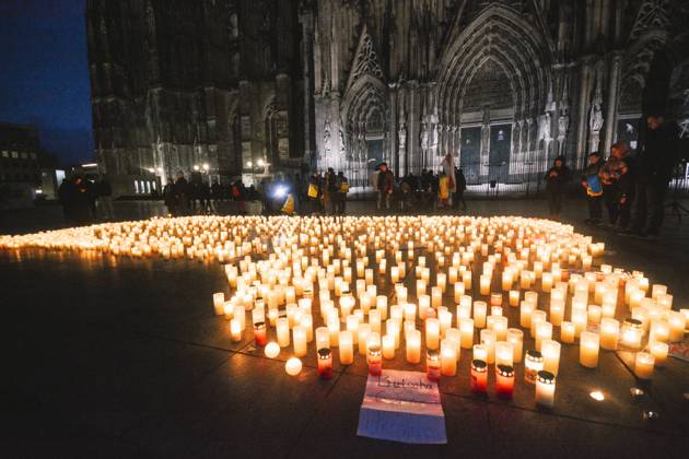 Ukraine-Krieg, Jahrestag der Invasion, Chronologie der Ereignisse, Archivbilder Bilder des Jahres 2022, News 04 April News Themen der Woche KW14 Commemorate The Victims Of Alleged Bucha Massacre In Cologne 1500 candles are seen during the commemoration of the victims of war in Ukraine in front of Dom Cathedral in Cologne, Germany on April 8, 2022 Cologne Germany Copyright: xYingxTangx originalFilename: tang-notitle220408_npkF9