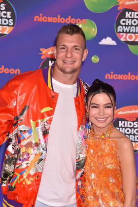 SANTA MONICA, CA - APRIL 9: Rob Gronkowski and Miranda Cosgrove at the 2022 Nickelodeon Kids Choice Awards at the Barker Hangar in Santa Monica, California on April 9, 2022. Copyright: xJeffreyxMayer JTMPhotosx
