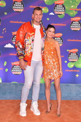 Entertainment Bilder des Tages SANTA MONICA, CA - APRIL 9: Rob Gronkowski and Miranda Cosgrove at the 2022 Nickelodeon Kids Choice Awards at the Barker Hangar in Santa Monica, California on April 9, 2022. Copyright: xJeffreyxMayer JTMPhotosx