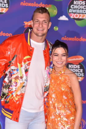 SANTA MONICA, CA - APRIL 9: Rob Gronkowski and Miranda Cosgrove at the 2022 Nickelodeon Kids Choice Awards at the Barker Hangar in Santa Monica, California on April 9, 2022. Copyright: xJeffreyxMayer JTMPhotosx