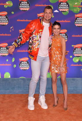 SANTA MONICA, CA - APRIL 9: Rob Gronkowski and Miranda Cosgrove at the 2022 Nickelodeon Kids Choice Awards at the Barker Hangar in Santa Monica, California on April 9, 2022. Copyright: xJeffreyxMayer JTMPhotosx