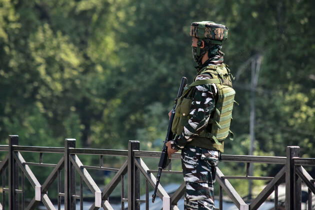 April 10, 2022, Srinagar, India: A paramilitary trooper takes position following the encounter between government forces and militants A top militant commander was among two militants killed while two cops and a CRPF trooper were injured in a gunfight in Srinagar. Srinagar India - ZUMAs197 20220410_zaa_s197_056 Copyright: xSaqibxMajeedx