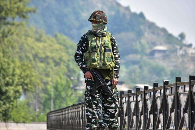 April 10, 2022, Srinagar, India: A paramilitary trooper takes position following the encounter between government forces and militants A top militant commander was among two militants killed while two cops and a CRPF trooper were injured in a gunfight in Srinagar. Srinagar India - ZUMAs197 20220410_zaa_s197_057 Copyright: xSaqibxMajeedx