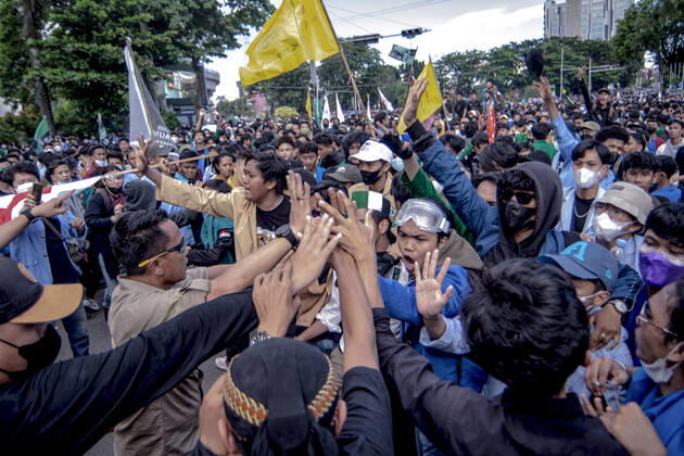 April 11, 2022, Palembang, South Sumatra, Indonesia: Students demonstrate against the addition of the presidential mandate in Palembang on Monday, April 11, 2022. Palembang Indonesia - ZUMAp194 20220411_zip_p194_006 Copyright: xSigitxPrasetyax