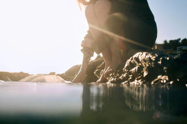 IMAGO Creative: Nächste Generation, Sozial- und klimabewusst Woman picks up a plastic bag from the sea Alicante, Valencian Community, Spain CR_CRBL220406-959783-01 ,model released, Symbolfoto ,property released