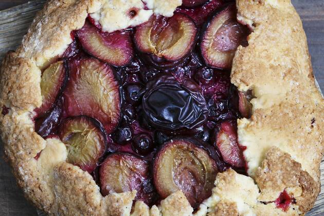 IMAGO Creative, Herbst, Food, Pflaumenkuchen Detail of the traditional round, plum pie. Autumn party dessert  BEW1DF6C400