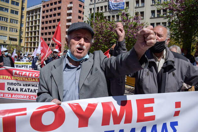 Greece: Thousands take to Athens streets in protest of price hikes A pensioner gestures as thousands march holding banner with slogans against soaring unbearable prices that plague Greek society. Athens Greece Copyright: DimitrisxAspiotis
