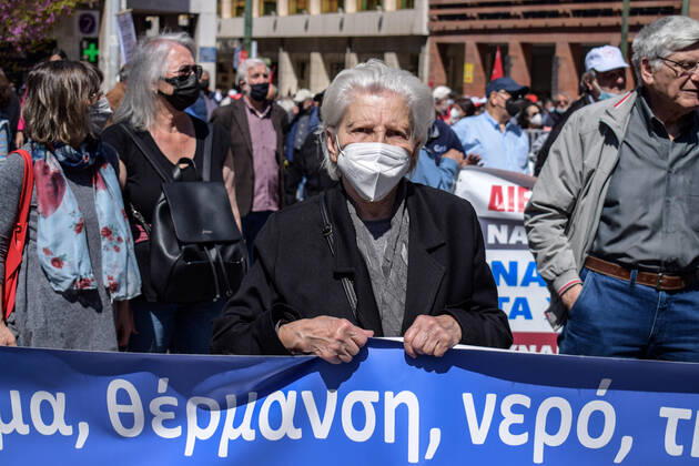 Greece: Thousands take to Athens streets in protest of price hikes Senior woman pensioner protests holding a banner with slogans against soaring unbearable prices that plague Greek society. Athens Greece Copyright: DimitrisxAspiotis