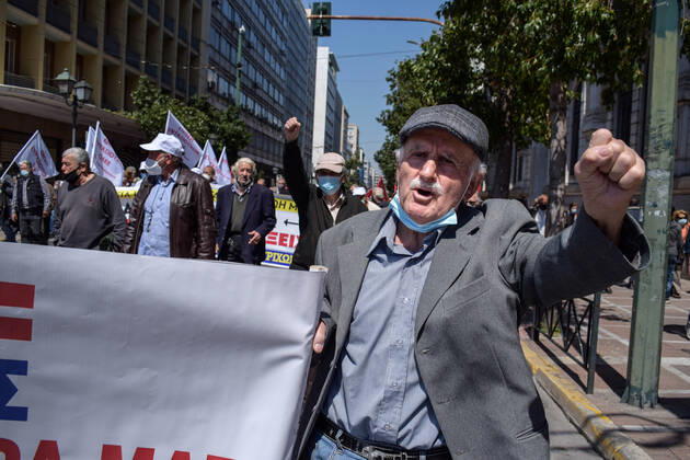 Greece: Thousands take to Athens streets in protest of price hikes A pensioner gestures as thousands march holding banner with slogans against soaring unbearable prices that plague Greek society. Athens Greece Copyright: DimitrisxAspiotis